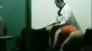 تدريب شركي: المدير يملأ الموظفتين بالسائل المنوي