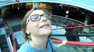 أفلام إباحية خارجية: مستعرضة تكشف مؤخرتها البيضاء المستديرة للجميع