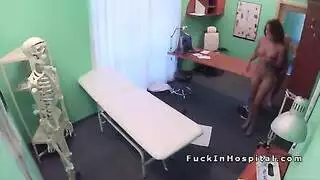 جنس طبي ساخن: طبيب يأخذ مريضة على طاولة الفحص