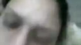 يصورها و هيه تلبس