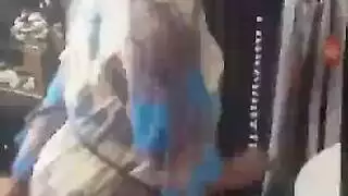 جميلة ناضجة ممتلئة الجسم تمارس جنس فموي عميق بقضيب طازج صلب على الكاميرا