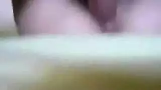 جلسة فردية خفية: شقراء تداعب بظرها على طاولة القهوة