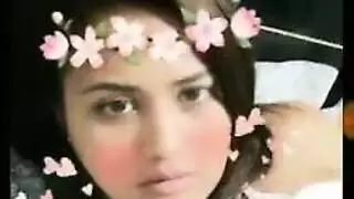 فتاة تلمس مهبلها المحلوق بعنف بينما تلعقها بشهوة مجنونة
