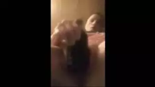 قضيب ضخم يمد فرجًا مبللاً بمساعدة أثداء كبيرة