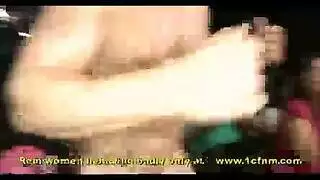 زوجة ممتلئة تبتلع الحمولة ثم تتلقى اختراقًا قاسيًا