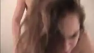 اللسان ونائب الرئيس فتاة مقطورة يتحمل