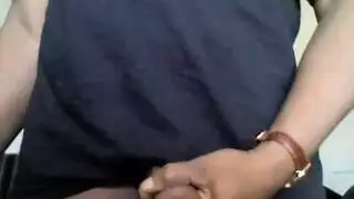 فرك قضيبه بعنف حتى يقذف كمية مني هائلة