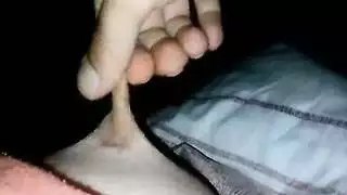 فتى مفتول العضلات يستسلم لقضيب ضخم لجماع شرجي عميق