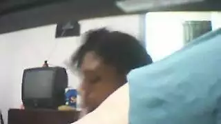 فتحة المطلقة المشعرة تبتلع قضيبًا ضخمًا