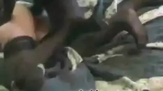 نساء ممتلئات الصدر والتعرض للقبض على الثدي بخشونة