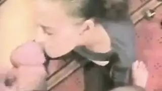المراهقة الكندية حنا تكشف عن كسها الوردي