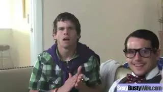 يطلب من زوجته ان تسيطر عليه مترجم