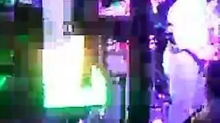 ينفرد بها ويفسخ كسها الضيق