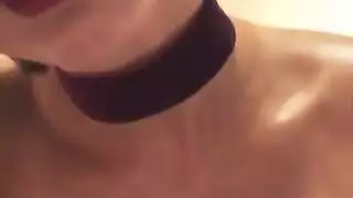 عربية ذات أثداء ضخمة تأخذ فقاعة مني كبيرة على وجهها