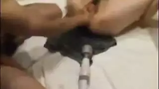 الزوج يصور امرأته تركب قضيبًا أسودًا ضخمًا في فيلم إباحي