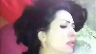 العاهرة اللاتينية خديشة تمص قضيباً مع بونيتا في فيلم إباحي