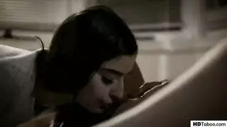 حفل زفاف الجزيرة الجنسي: الراقصات الساخنة في ملابس الجسم يُثقبن بقوة