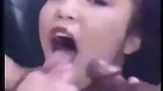 ميلف ساخنة وصديقتها في شريط جنسي منزلي مثير
