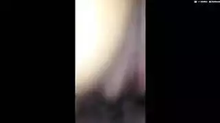 زوجات شابات يتناوبن على ركوب القضيب في جلسة جنس جماعي