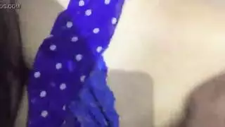 إباحية الهزاز الشرجي: تمديد مؤخرتها استعدادًا لاختراق وحشي