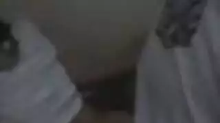 اختبار إباحي: فتاة طويلة تُحشى فرجها