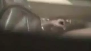 فتاة سمينة ترتدي فستاناً وردياً تداعب كسيها قبل اختراق مزدوج