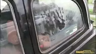 عابرة جنسياً سمراء تستخدم قضيبها كأجرة تاكسي