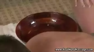 جنس إكس إكس إكس في الحمام: فتاة شقراء ذات أثداء كبيرة