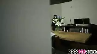 مؤخرة قابلة للصفع تتوسّل لإيلاج مزدوج