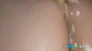 مغير الجنس المفلس يعري ويركب الأريكة