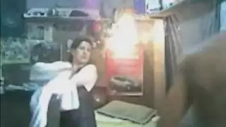 امرأة ناضجة محجبة تستمتع بجنس إباحي في الغرفة مع عشيق شاب