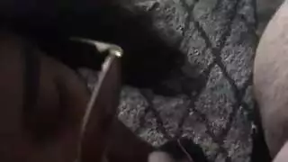 آسيوية غريبة تمص القضيب بعمق ثم يتمدد ثقبها الضيق