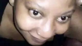 امرأة ناضجة حسيّة تعمل بمهارة بفمها
