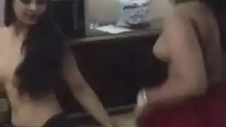 تواجه الفتيات الأوروبيات مقاتلين بملابس غريبة سخيفة