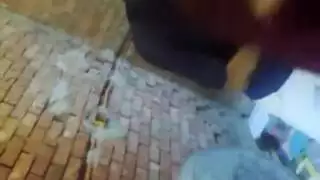 زانق خطيبته ونازل تفريش ومص في بزازها في الشقة ويصورها مخفي