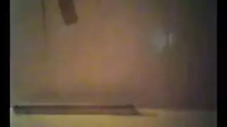 فتاة عيد الميلاد تنكح في وجهها أثناء فتح هديتها