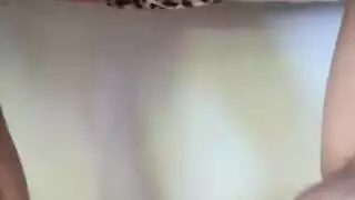 جنس ساخن في السكن: مراهقون يمارسون الجنس جماعيًا مع زميلهم