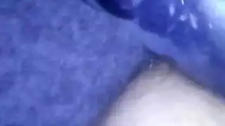 ميلف تأخذ الفحل القابل للنفخ بعمق على أرضية غرفة المعيشة