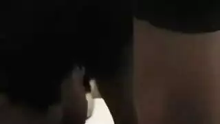 هاوية يابانية تمص قضيبًا بعمق قبل ممارسة جنس مهبلي خشن