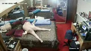 زوجة شهوانية تخون زوجها العجوز مع تدليك جنس جماعي صريح