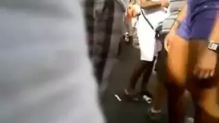 فتيات مثيرات يتم ضرب فرجهن على الأريكة في جنس خشن