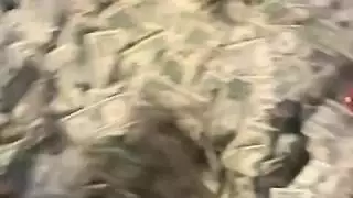 أريكة التمثيل والقذف داخل الرحم: وكيل نحيل يضرب حفري الضيق