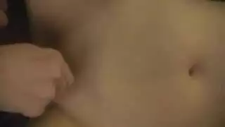 ثلاثي صريح: فتاتان وقحتان تخدم قضيبًا سميكًا