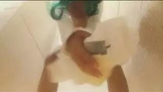 راقصة عاهرة تئن بصوت عال وهي تركب قضيبًا بوضعية رعاة البقر