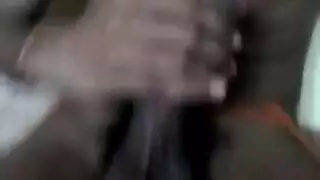 فتاة هندية شابة تكشف كسها الحلو في فيلم استمناء إباحي صريح