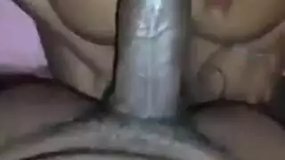 خادمة بلا مال تمص أنبوب وتستمني تحت الدش