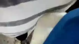 شاب يتحرش في بنت بل باص يوقف ورها والباص عجقه