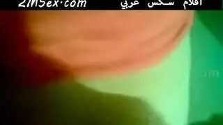 يلعب بصباعه في كسها