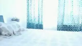 فتاة سمراء تجعله منتصباً ومستعداً للعمل
