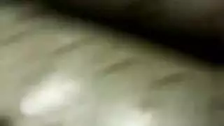 فتاة شهوانية تمص قضيب حبيبها بعمق، تحافظ عليه ناعم وحلو